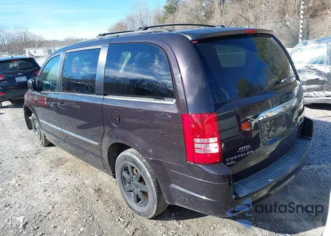 2010 Chrysler Town & Country Touring Plus z USA, uszkodzony, nr VIN 2A4RR8DX3AR368208